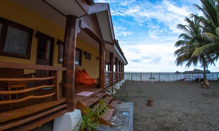 Tompotika Dive Lodge, Sulawesi: Deluxe Bungalow mit Terrasse und Meerblick