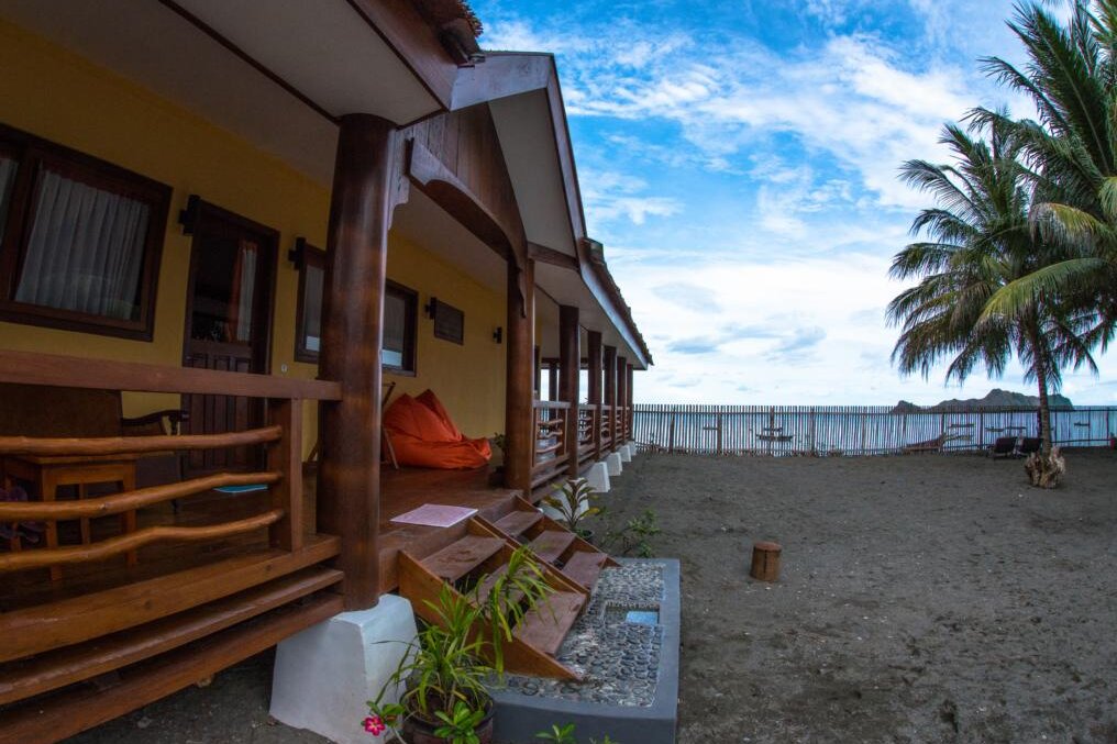 Tompotika Dive Lodge, Sulawesi: Deluxe Bungalow mit Terrasse und Meerblick