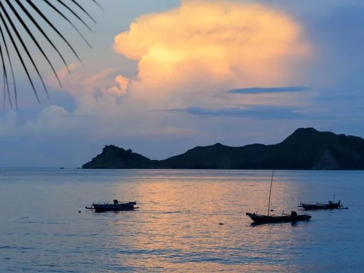 Tompotika Dive Lodge, Sulawesi: Sea view with boats