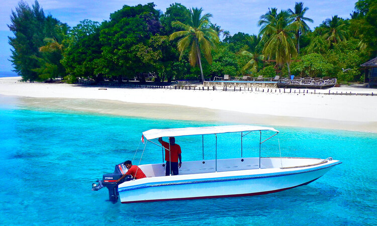 Agusta Eco Resort Tauchboot nah beim Resortstrand