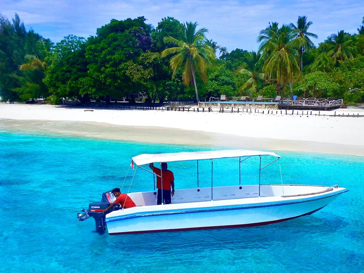 Agusta Eco Resort Tauchboot nah beim Resortstrand