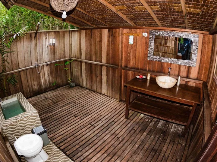 Raja Ampat Biodiversity Nature Resort: Superior Bungalow Bathroom