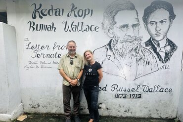 Indonesien, Ternate: Wallace Wandbild in Erinnerung an seinen 'Brief aus Ternate' mit William Wallace 