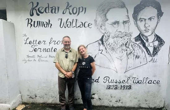 Indonesien, Ternate: Wallace Wandbild in Erinnerung an seinen 'Brief aus Ternate' mit William Wallace 