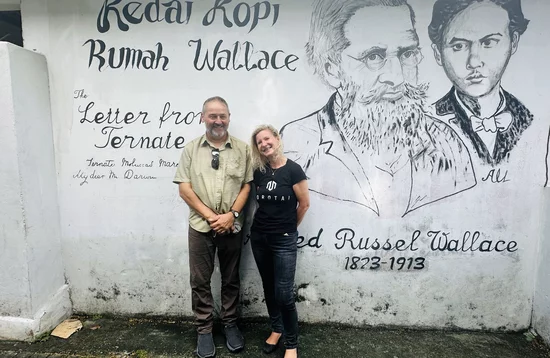 Indonesien, Ternate: Wallace Wandbild in Erinnerung an seinen 'Brief aus Ternate' mit William Wallace 