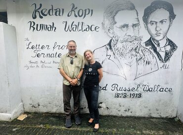 Indonesien, Ternate: Wallace Wandbild in Erinnerung an seinen 'Brief aus Ternate' mit William Wallace 