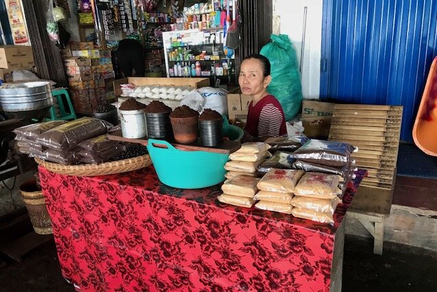 Sulawesi: Toraja coffee - sale on market