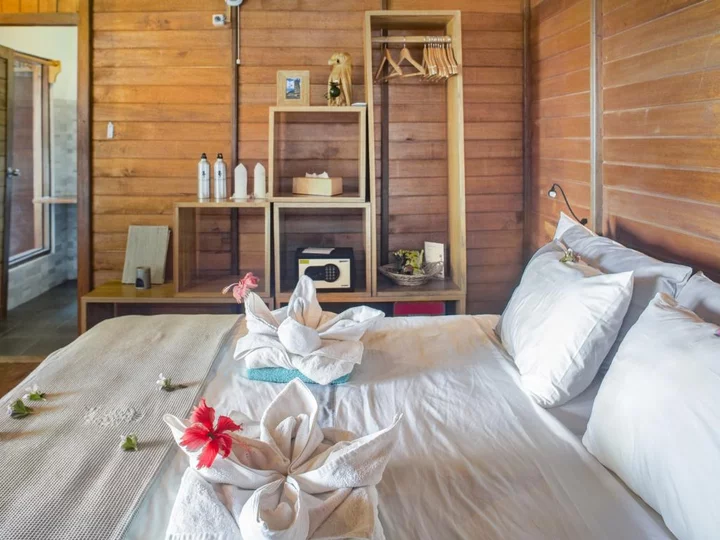 Sulawesi - Siladen, Kuda Laut Resort: Drei-Bett Superior Zimmer - innen