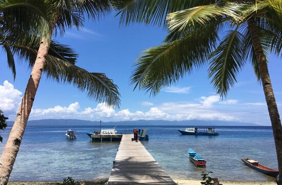 Sali Bay Resort, Molukken: Resort Jetty mit Tauchbooten