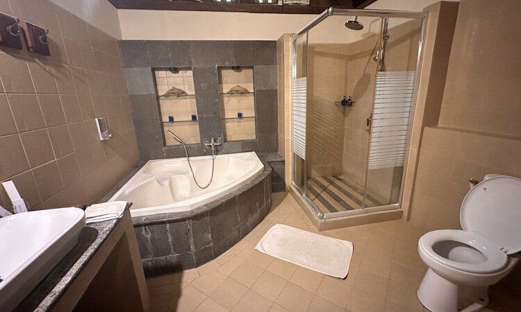 Indonesia, Sumbawa: Semawa Seaside Cottages bathroom