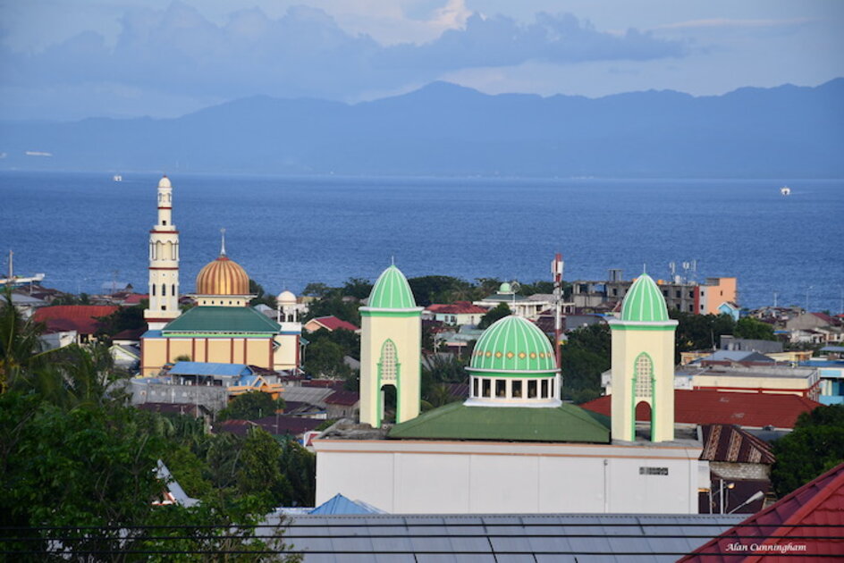 Molukken Gewürzinsel Ternate: Ausblick auf zwei Moscheen mit Molukkensee im Hintergrund