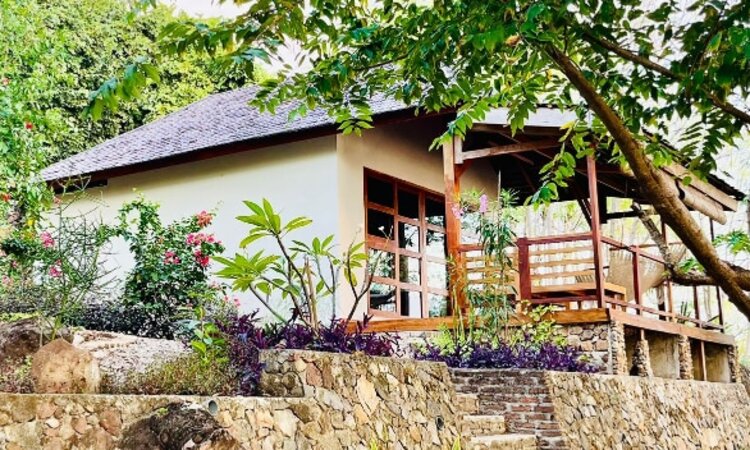 Außenansicht Standard Oceanfront Bungalow; Alor Tanapi Dive Resort