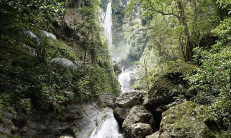 Kleine Sunda Inseln, Indonesien: Wasserfall im Dschungel Sumbawas