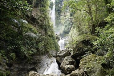 Kleine Sunda Inseln, Indonesien: Wasserfall im Dschungel Sumbawas
