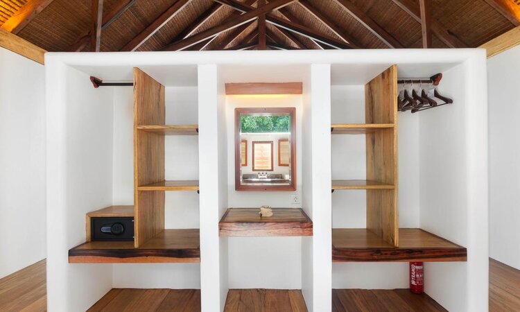 Saronde Island Resort, Sulawesi: Wardrobe with safe