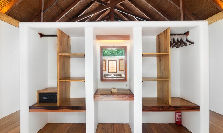 Saronde Island Resort, Sulawesi: Garderobe mit Safe