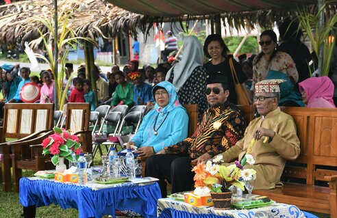 Halmahera Festival: Molukken, Jailolo Sultan mit Gefolge I Moluccas, Jailolo Sultan with entourage