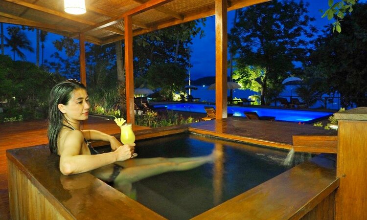 Dive into Lembeh Resort, Sulawesi: Onsen-japanisches Whirpool