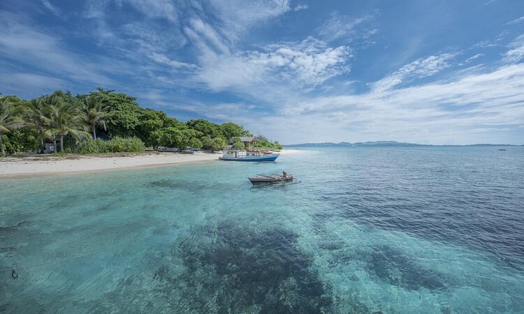 Gangga Island Resort & Spa, Sulawesi: Boats at house reef 