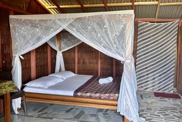 Molukkeninsel Halmahera: Kupa-Kupa Beach Cottage Resort Innenansicht