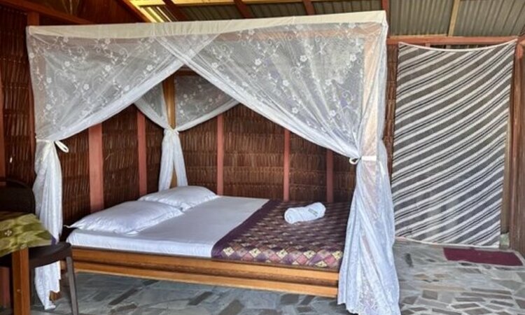 Molukkeninsel Halmahera: Kupa-Kupa Beach Cottage Resort Innenansicht
