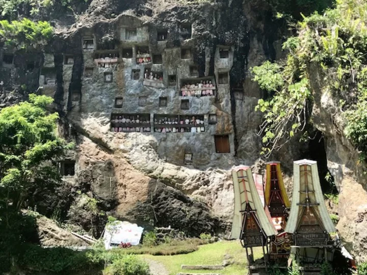 Sulawesi: Toraja Tau Tau Felsenbalkon