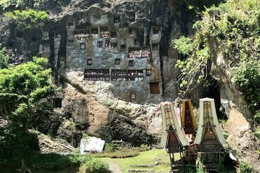  Sulawesi: Toraja Tau Tau Rock Balcony