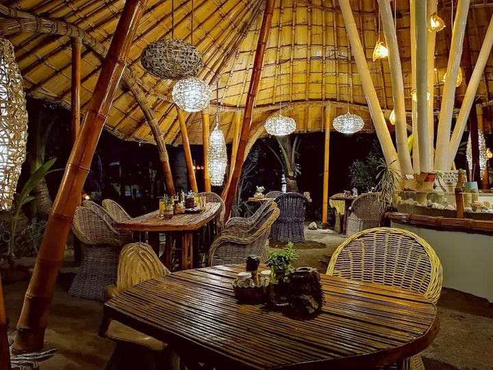Coconut Garden Beach Resort, Insel Flores: Gemütliches Resort Restaurant von innen