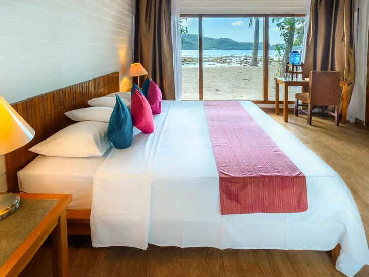 Sulawesi: White Sands Beach Resort Lembeh - Bungalow interior view including ocean view