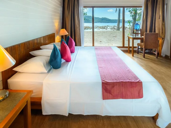 Sulawesi: White Sands Beach Resort Lembeh - Bungalow Innenansicht Meerblick