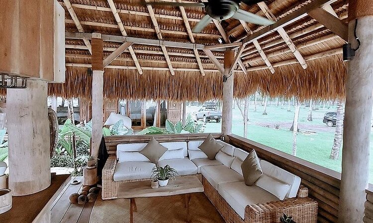 Sumba Beach House: Restaurant Pavillon mit gemütlichen Sofas