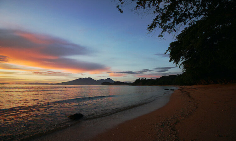 Sulawesi: Sonnenaufgang über dem Pulisan Jungle Beach Resort