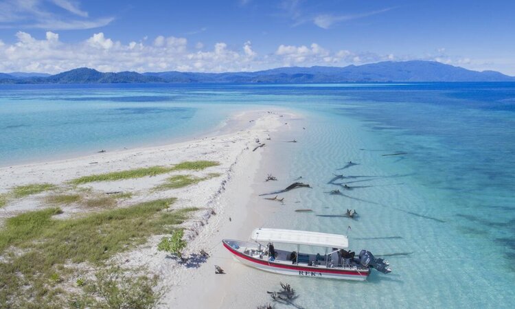 Raja Ampat: Papua Paradise Eco Resort dive boat on sandbank