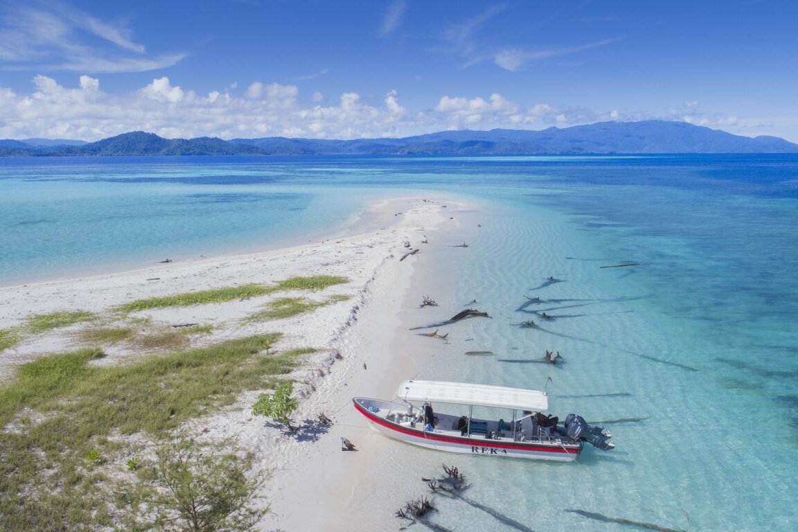 Raja Ampat: Papua Paradise Eco Resort Tauchboot auf Sandbank