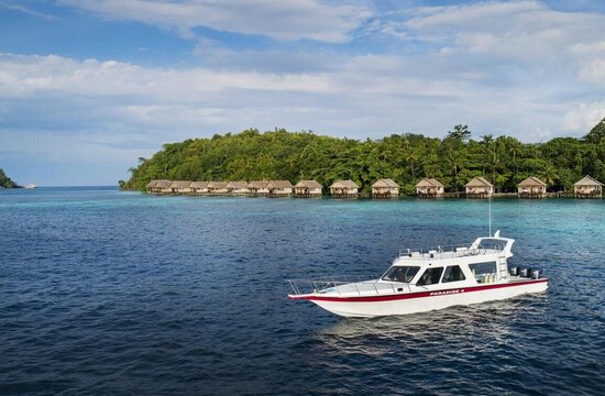 Tauchboot vor Papua Paradise Eco Resort in Raja Ampat