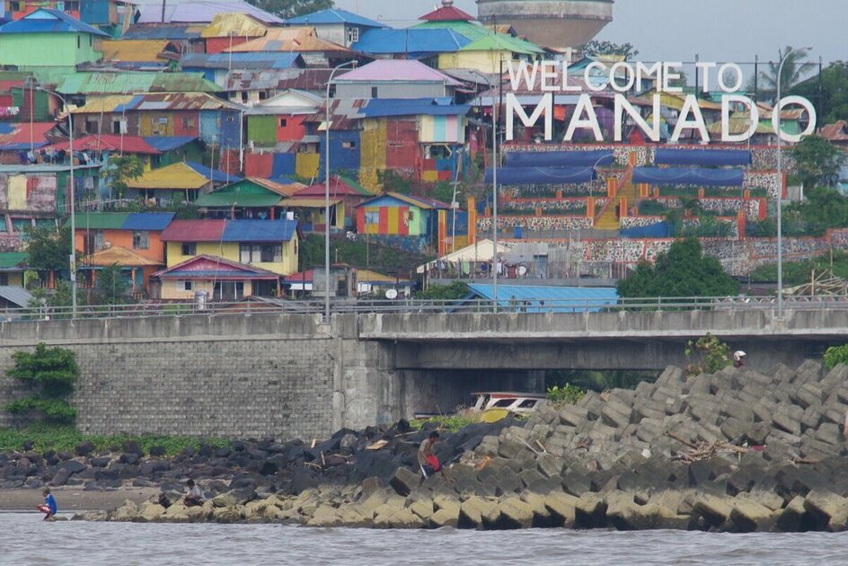 Sulawesi: Bunte Häuser am Hafen von Manado