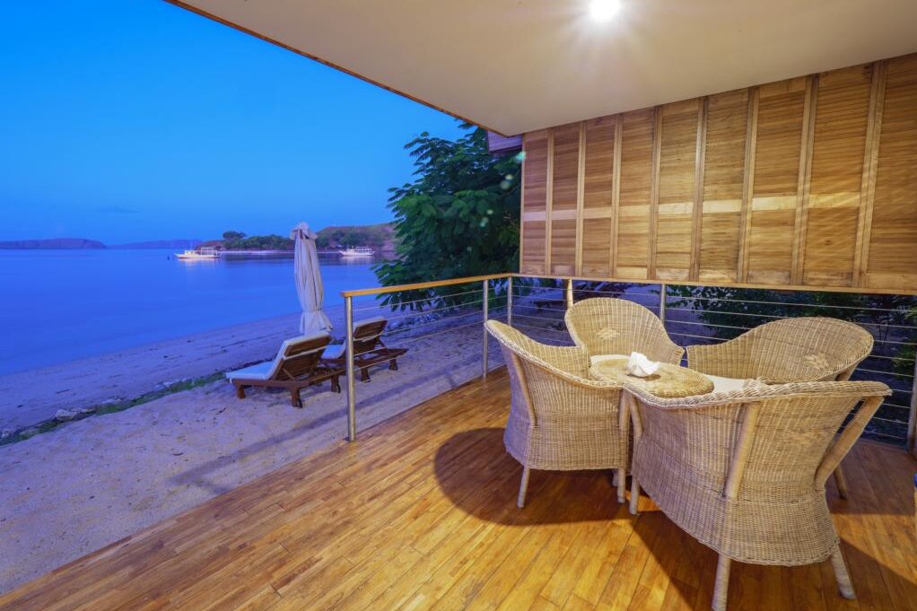 Grand Beach Room, Terrasse mit Sitzecke: Komodo Resort, Komodo Nationalpark