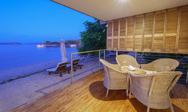 Grand Beach Room, Terrasse mit Sitzecke: Komodo Resort, Komodo Nationalpark