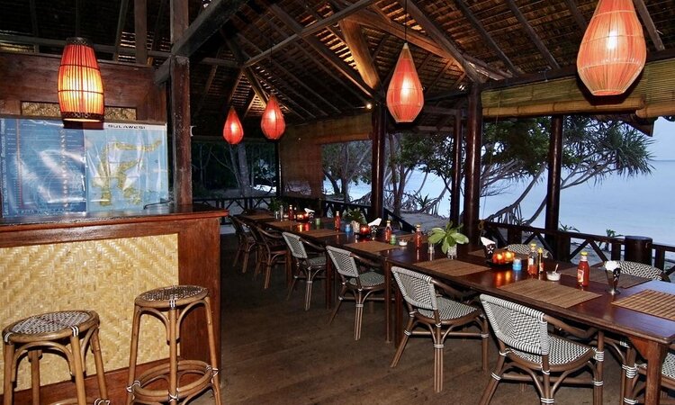 Selayar Dive Resort, South Sulawesi: Restaurant with bar and sea views