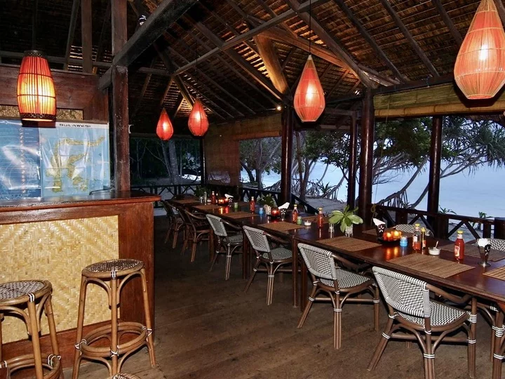 Selayar Dive Resort, South Sulawesi: Restaurant with bar and sea views