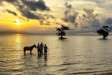 Indonesien, Insel Sumbawa: Sonnenuntergang Sumbawa Besar Beach