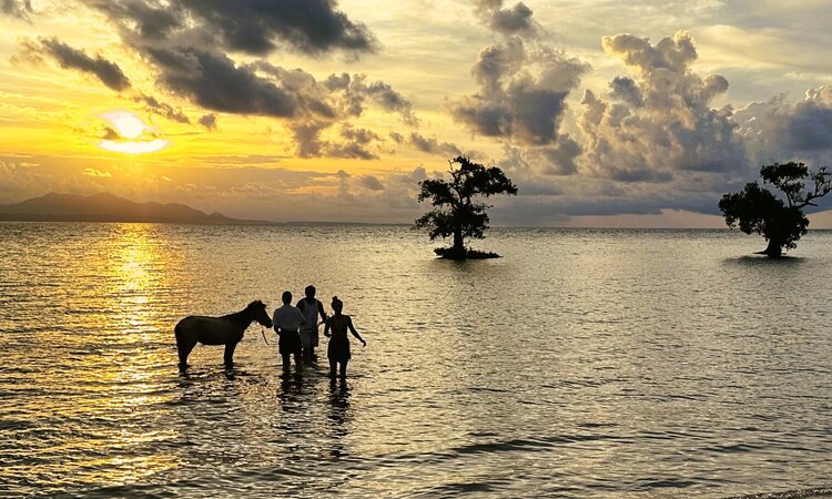 Indonesien, Insel Sumbawa: Sonnenuntergang Sumbawa Besar Beach