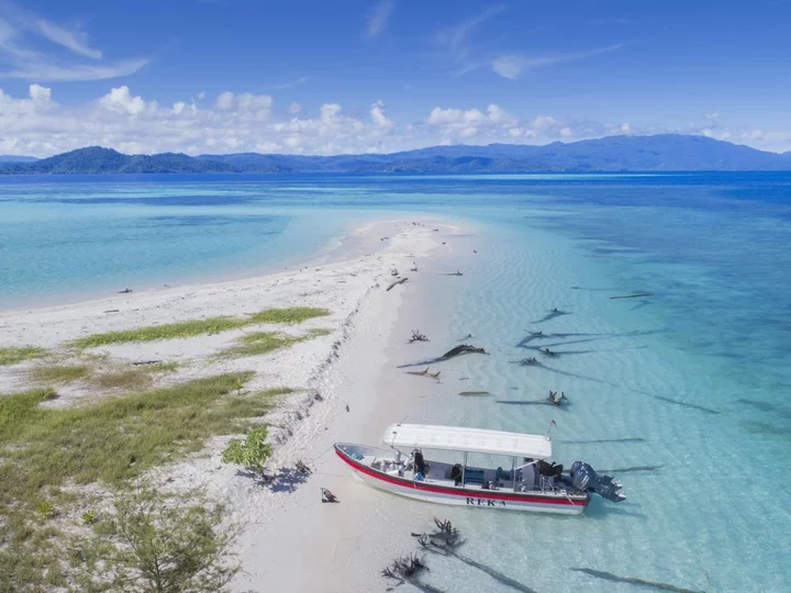 Raja Ampat: Papua Paradise Eco Resort dive boat on sandbank