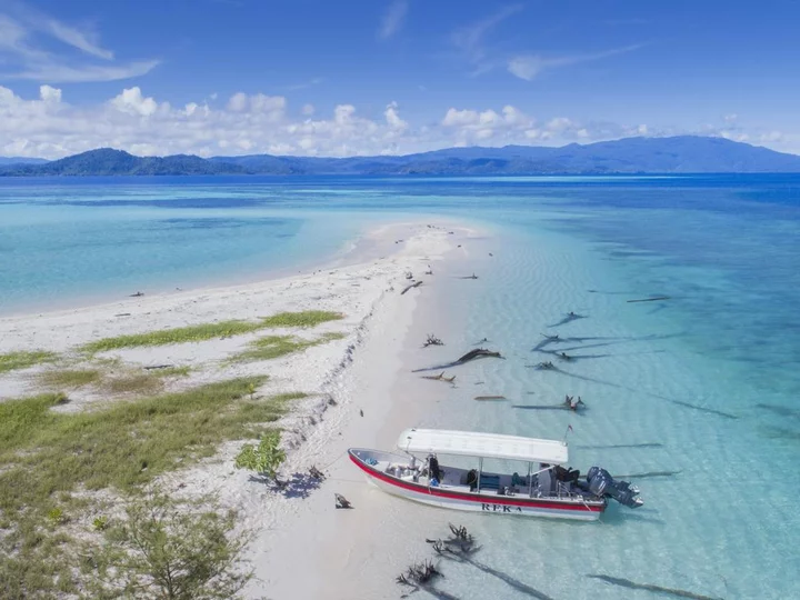 Raja Ampat: Papua Paradise Eco Resort Tauchboot auf Sandbank