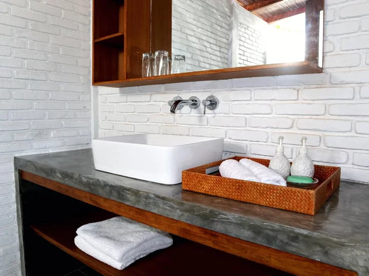  Sulawesi: White Sands Beach Resort Lembeh - Bungalow bathroom