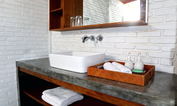  Sulawesi: White Sands Beach Resort Lembeh - Bungalow bathroom
