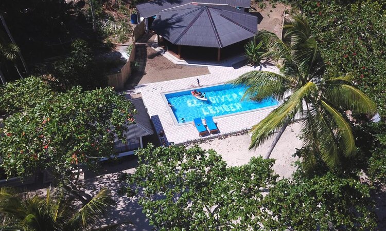 Sulawesi: White Sands Beach Resort Lembeh - Resort pool & restaurant
