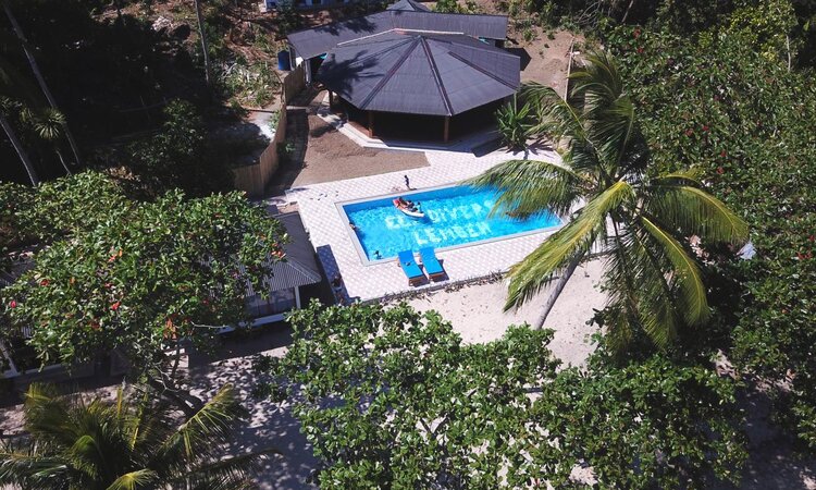 Sulawesi: White Sands Beach Resort Lembeh - Resort Pool & Restaurant
