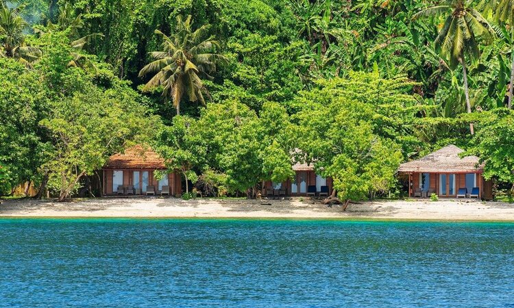 Sali Bay Resort, Molukken: Villas in der Außenansicht