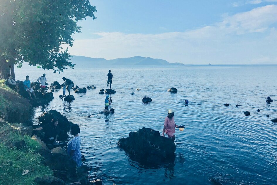 Molukken Gewürzinsel Halmahera: Menschen nehmen ein Bad in einer der Thermalquellen